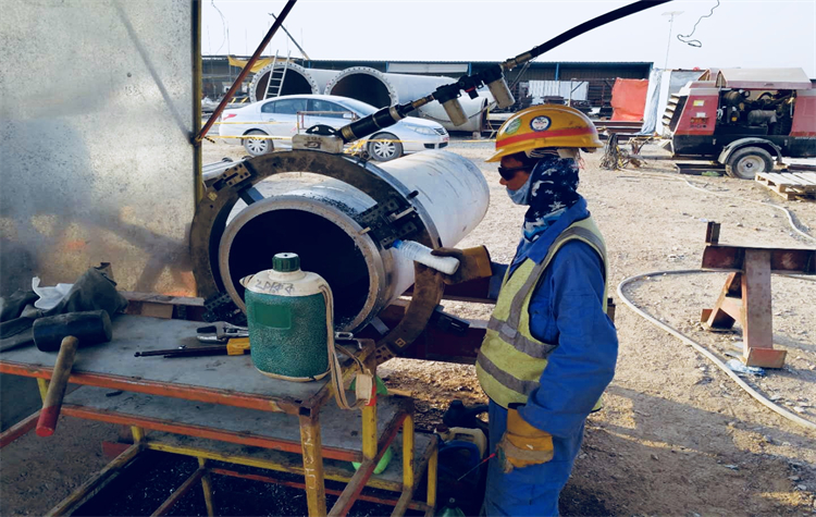 Usine chimique d'Oman&nbsp;: découpe et chanfreinage de tuyaux sur site