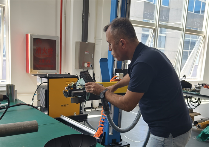 Un client turc a visit&eacute; et examin&eacute; les produits de soudage tube-plaque tubulaire