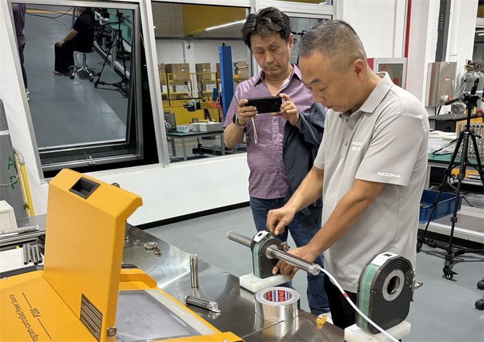 Un client cor&eacute;en s'est rendu sur place pour constater la force de son expertise en mati&egrave;re de soudage.