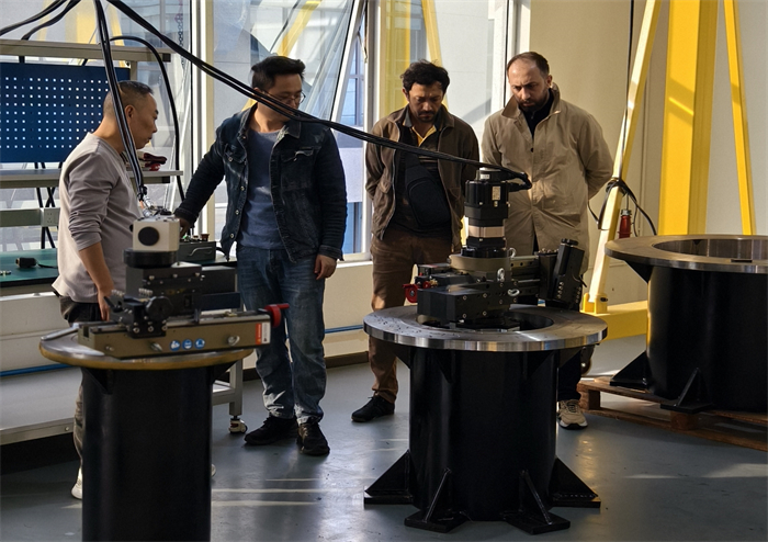 Des clients azerba&iuml;djanais ont visit&eacute; NODHA pour inspecter une machine &agrave; dresser les brides de 3 m&egrave;tres.